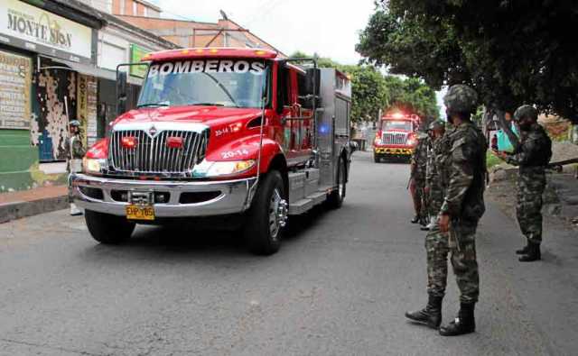 Foto | EFE | LA PATRIA Bomberos de Cúcuta y agentes del Cuerpo Técnico de Investigación (CTI) de la Fiscalía, así como de la Pol