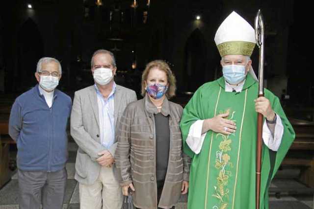 Padre Efraín Castaño, Nicolás Restrepo, Elvira Escobar de Restrepo y monseñor José Miguel Gómez.