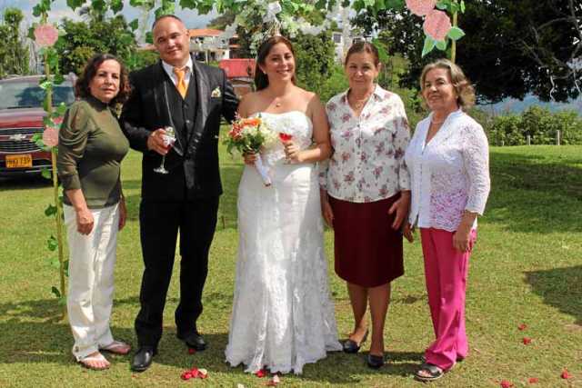 los recién casados acompañados por algunos familiares de la novia Gloria Mejía, Ruby Mejía y Amparo Mejía.
