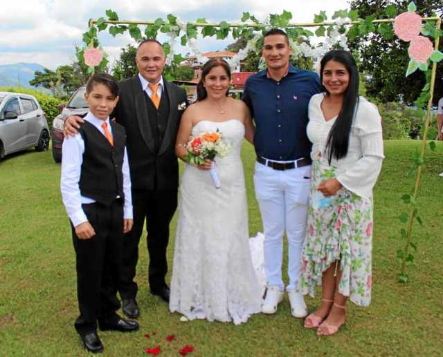 Acompañan a la pareja su hijo Juan José y los padrinos Leonardo Ortiz y Yuly Paulina Rivera Patiño.