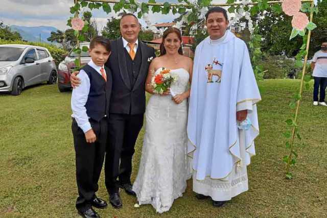 Los esposos en compañía de su hijo Juan José y del sacerdote Leonardo.
