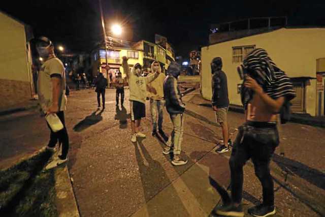 Al cierre de esta edición a las 12:30 de la noche, los manifestantes seguían en la Avenida Kevin Ángel, en el ingreso al barrio 