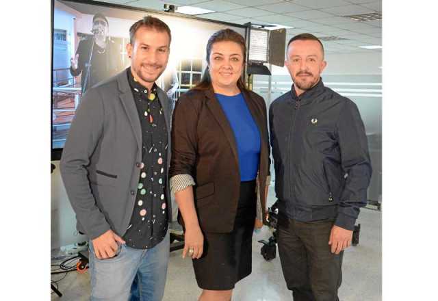 Los participantes del reality Edward Pinzón y Jhon Vásquez en compañía de Mónica Vélez de Eje 360.