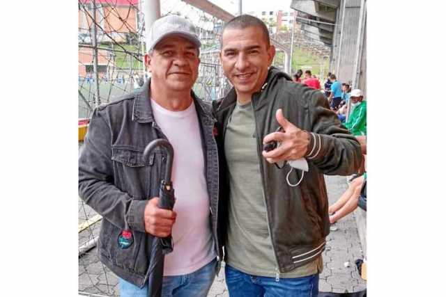 Los seguidores de Víctor Hugo Aristizábal aprovecharon su presencia para una fotografía. En la imagen con Gilberto Jiménez.