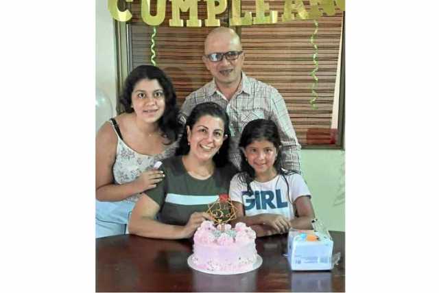 A Vilma Clemencia Noreña (sentada) le celebraron el cumpleaños sus hijas y esposo. Emilia Osorio y, de pie, están Laura Carolina