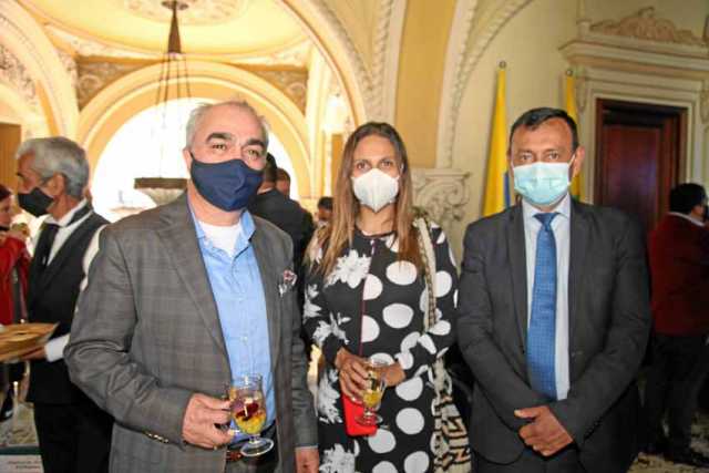 Alejandro Ceballos, rector U. de Caldas; Patricia Salazar Villegas, vicerrectora de proyección U. de Caldas y Lindon Alberto Cha