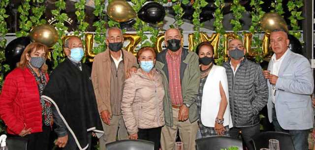 En compañía de sus hermanos Amparo, Ernesto, Hernando, Julia, Gloria Inés, José Jesús, y Jorge Mejía Correa.