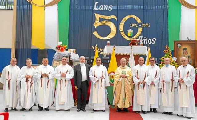 Monseñor Jorge Luján Zapata, rector emérito, acompañado del presbítero Efraín Castaño Arboleda, administrador diocesano; Carlos 