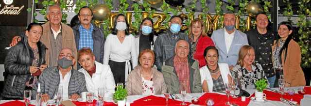 Grupo de familia y amigos.