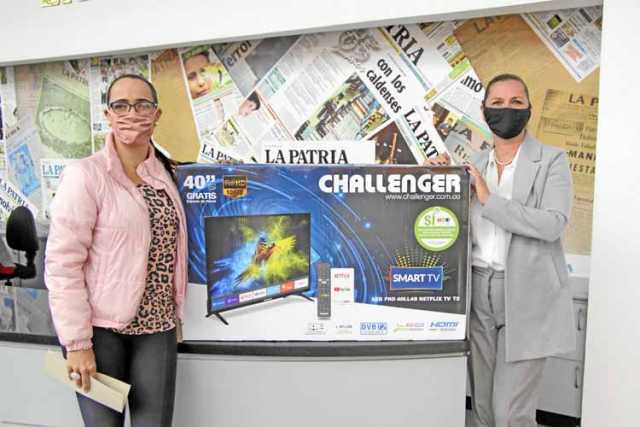 Patricia Latorre Callejas recibió el televisor Challenger 40 pulgadas y FHD, de la comercializadora La Pipa, y un bono de $100 m