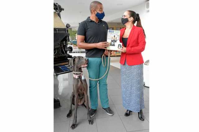 A Gustavo Adolfo Cétrez lo acompañó Thana, una gran danés blue, para recibir el reloj Samsung Fit 2 y el procesador de alimentos