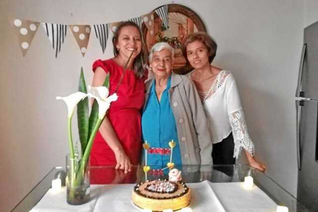 María Ofelia Ramírez acompañada por sus hijas Manuela Muñoz Muñoz Agudelo y Martha Liliana Muñoz Ramírez