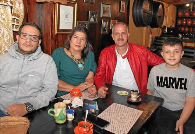 Con un almuerzo en el restaurante Un Lugar de la Mancha festejaron el cumpleaños de Sandra María Quintero. La acompañan: Juan Ma