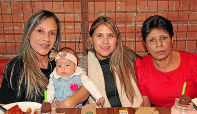 María Elena Ramírez Villegas festejó su cumpleaños en el restaurante La Patatería en compañía de Manuela Vásquez Ramírez, Liss B