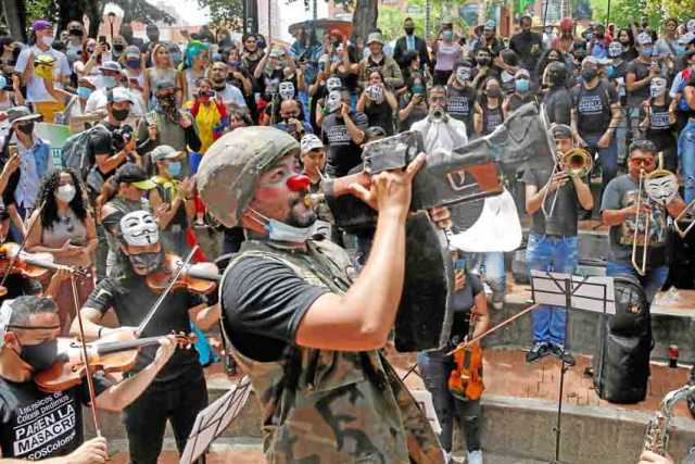 Fotos | EFE | LA PATRIA Artistas participaron de la quinta jornada de protestas en Medellín.