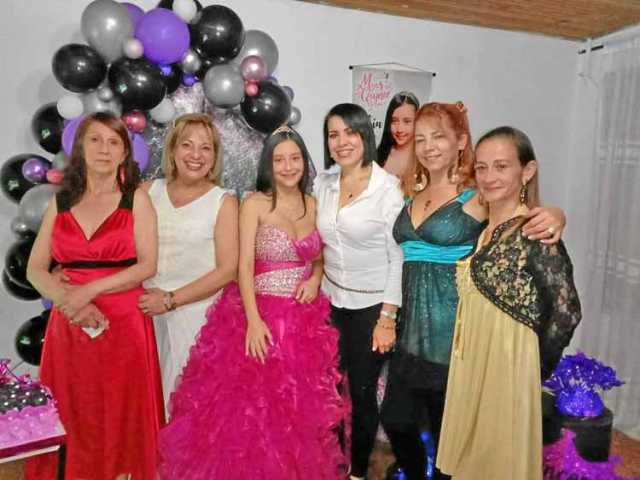 Acompañan Sofía Claudia Ruiz, Patricia Ruiz, Luz Aleida Londoño, Erika Ruiz y Flor Marina Giraldo Ruiz.