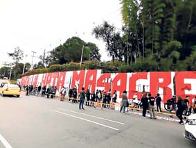 Así quedó el mural que varios jóvenes pintaron el sábado, transformado por tercera vez en los últimos meses. 