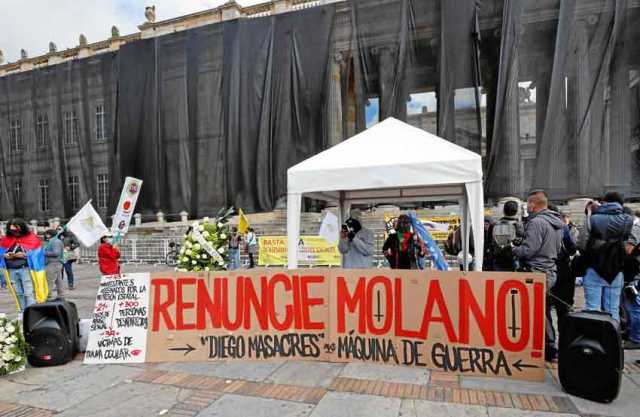 Manifestantes colocaron ayer coronas fúnebres en la Plaza de Bolívar durante un plantón en apoyo a la moción de censura contra e