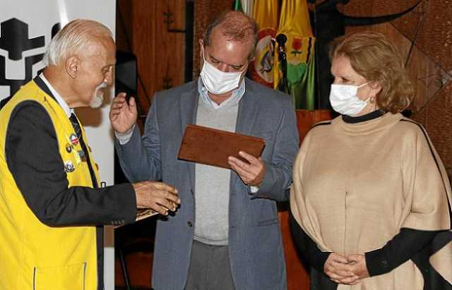 Óscar Gavia entrega la placa en reconocimiento de los 100 años de LA PATRIA a Nicolás Restrepo, director del medio, y Elvira Esc