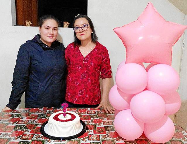 Isabel Cristina Pamplona acompañó a Etna Sara Cardona, su mamá, en el día de su cumpleaños. A la celebración también asistieron 