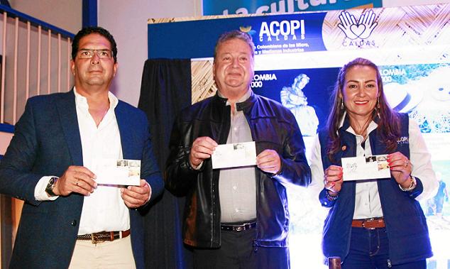 Gustavo Adolfo Araque Ferraro, presidente de Servicios Postales Nacionales; Manuel Arturo Sierra Grajales, filatelista; y Dulfar