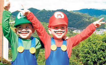 Martín y Matías Quintero López, del barrio La Francia, disfrazados de Mario y Luigi.