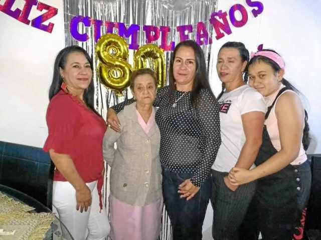 Acompañan Clarisa: Olga Giraldo, Elvira Giraldo y Guadalupe Rodríguez.