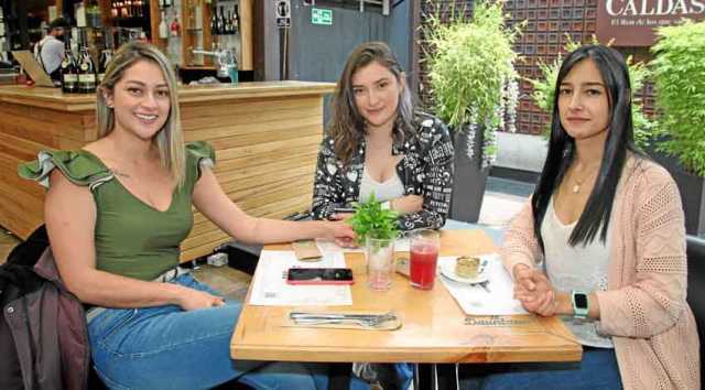 En el restaurante Dauntaun se reunieron Luisa Fernanda Giraldo, Heliana Paola Giraldo y Marcela Peña.