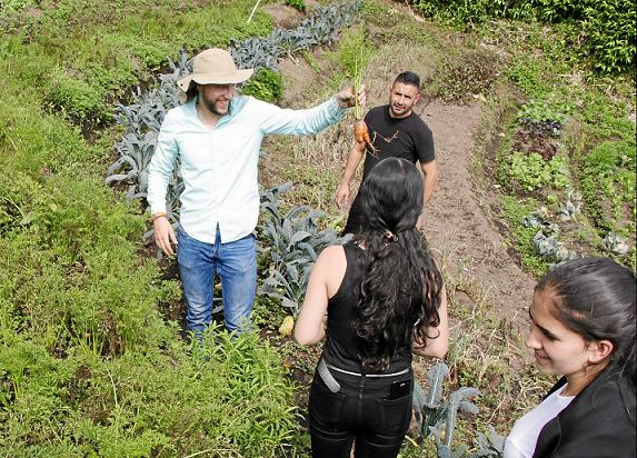 Juan Martín Salazar, socio de Vegetable, orientó el recorrido por la huerta y explicó el proceso orgánico.