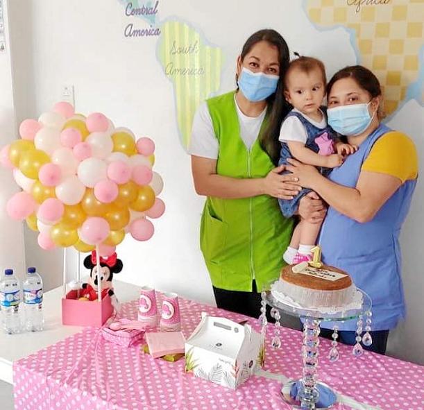 Antonia compartió durante la celebración con sus profesoras. La acompañan Leidy Tatiana Restrepo Arenas y Catherine Lotero Loaiz