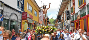 Foto|Jorge Iván Castaño|LA PATRIA    Por las calles de Neira, acompañado de una banda de música del Instituto Neira y de cientos