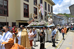 Foto|Luis Fernando Rodríguez|LA PATRIA   Ayer, Domingo de Resurrección, el párroco de la Inmaculada Concepción de Salamina, Dani