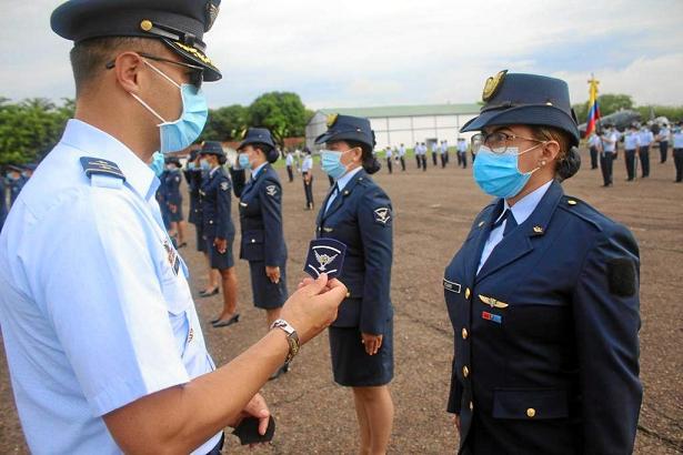 El teniente coronel Naily Akid Ganem Hernández entrega las insignias a las suboficiales del Comando Aéreo de Combate No. 1
