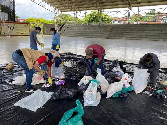 Trabajan en residuos sólidos