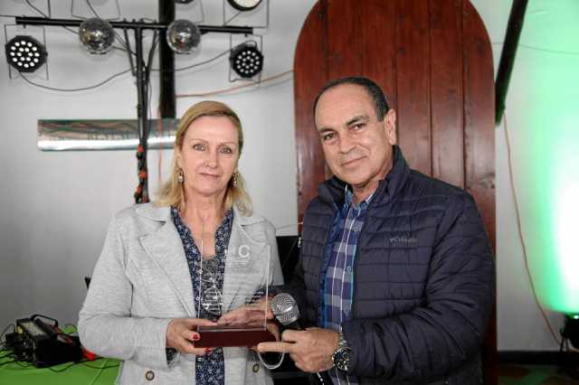 El doctor Fabio Panezo, gerente de Cootrachec, entrega placa a Luz Marina Cardenas presidente de Asopenchec.