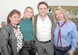 Julián García Cortés en compañía de Matilde Murillo Sepulveda, Yesica Gallo y Sandra Milena Gutiérrez.