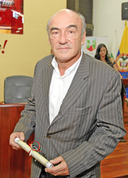 Homenaje Póstumo a Julia Valencia de Llano, recibe su esposo el ex alcalde Manizales Juan Manuel Llano Uribe.