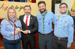 Boy Escouts de Caldas en su homenaje con Hernando Marín, Presidente del Concejo de Manizales.