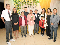 La pareja posando junto a sus nietos.