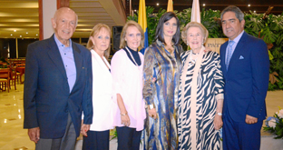 Óscar Vélez Gómez, Irene Villegas, Pía Villegas, Claudia Villegas, Bárbara Hauss de Villegas y Jorge Hernán Botero Restrepo.