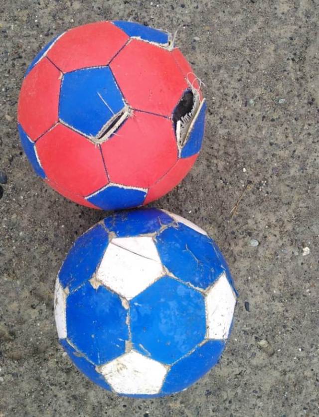 Los balones de fútbol dañados que utilizan en los entrenamientos.