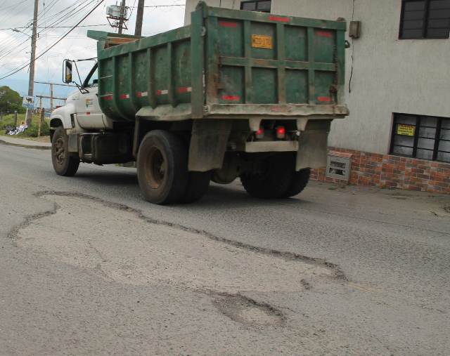 Los camiones de carga pesada dañaron el trabajo hecho por la comunidad.