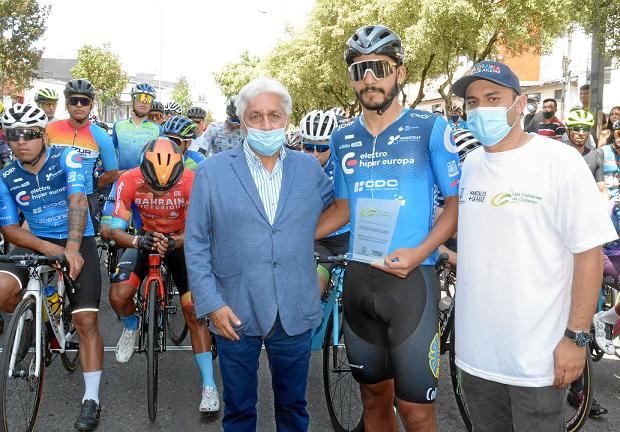 Liga Caldense de ciclismo entrega reconocimiento al médico Carlos Alberto Osorio por su aporte al ciclismo colombiano y caldense