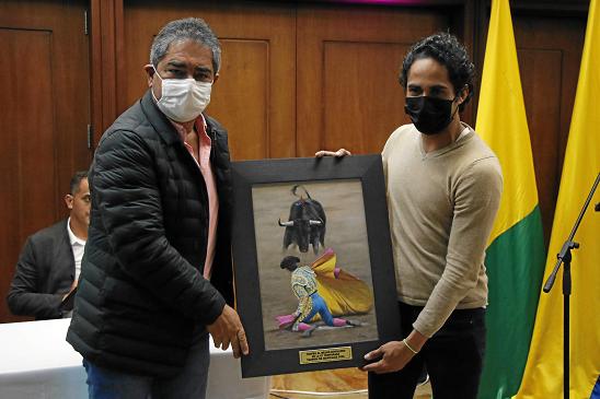 Andres Manrique, Novillero recibió el reconocimiento como el mejor de la tarde, entrega el estimulo Jorge Hernan Botero.