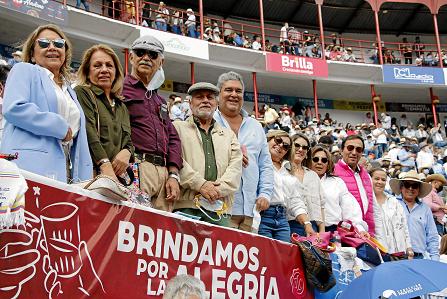 Fotos | Darío Augusto Cardona | LA PATRIA     Grupo de aficionados que asistió el domingo a la plaza de toros en la tarde que el
