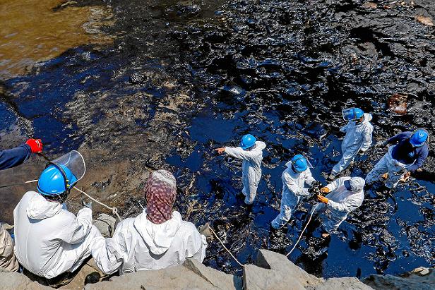 Labores de limpieza del derrame de petróleo vertido al océano Pacífico desde la refinería peruana de La Pampilla. 