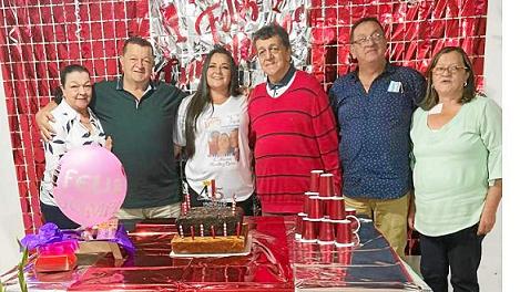 En Compañía de su Mamá, Gabriela, y sus tíos: Jairo de Jesús, Sandra Milena, Rubén Darío, José Hernán y Luz Dary Franco Narváez.