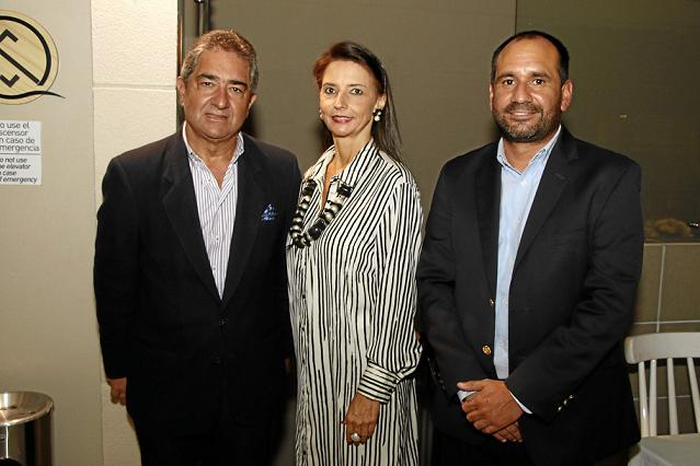 Jorge Hernán Botero, gerente comercial de LA PATRIA, Claudia Villegas Hauss y Santiago Pérez.