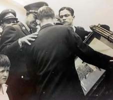 Jesús Franco de espalda, entrega un cuadro con la esfinge del general Gustavo Rojas Pinilla presidente de Colombia entre 1953 y 