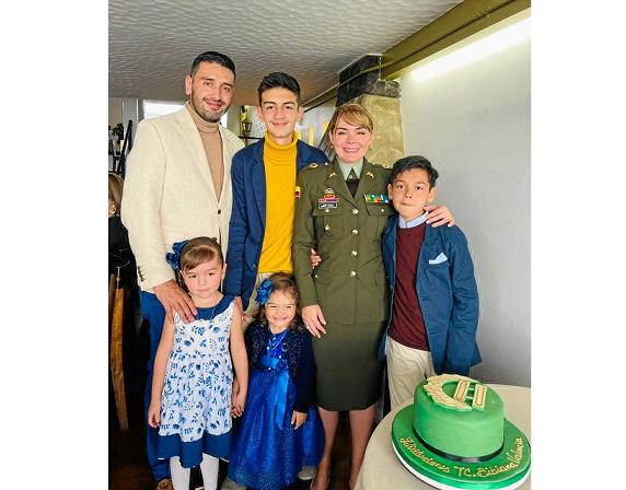 TC Bibiana Valencia G acompañada de su familia.